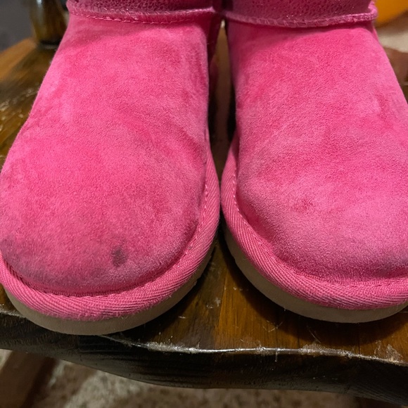 - UGGS - Picture 4 of 7